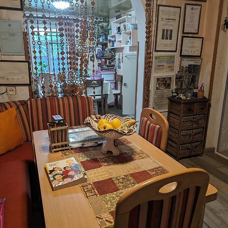 Artist'S House Hotel Tetritskaro Bagian luar foto