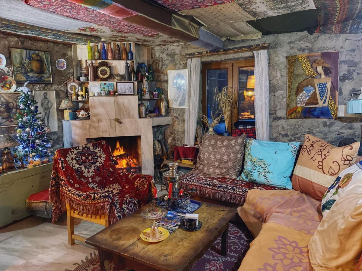 Artist'S House Hotel Tetritskaro Bagian luar foto