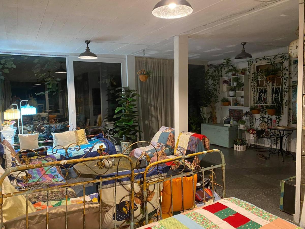 Artist'S House Hotel Tetritskaro Bagian luar foto