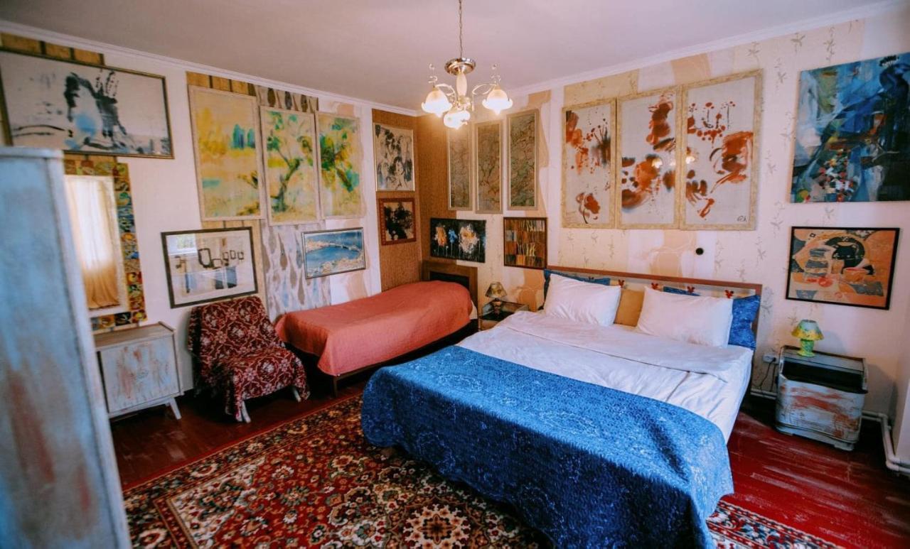 Artist'S House Hotel Tetritskaro Bagian luar foto