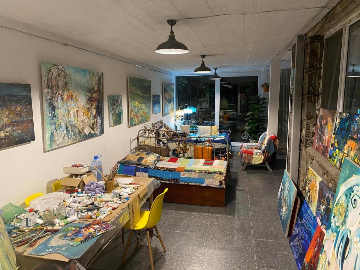 Artist'S House Hotel Tetritskaro Bagian luar foto