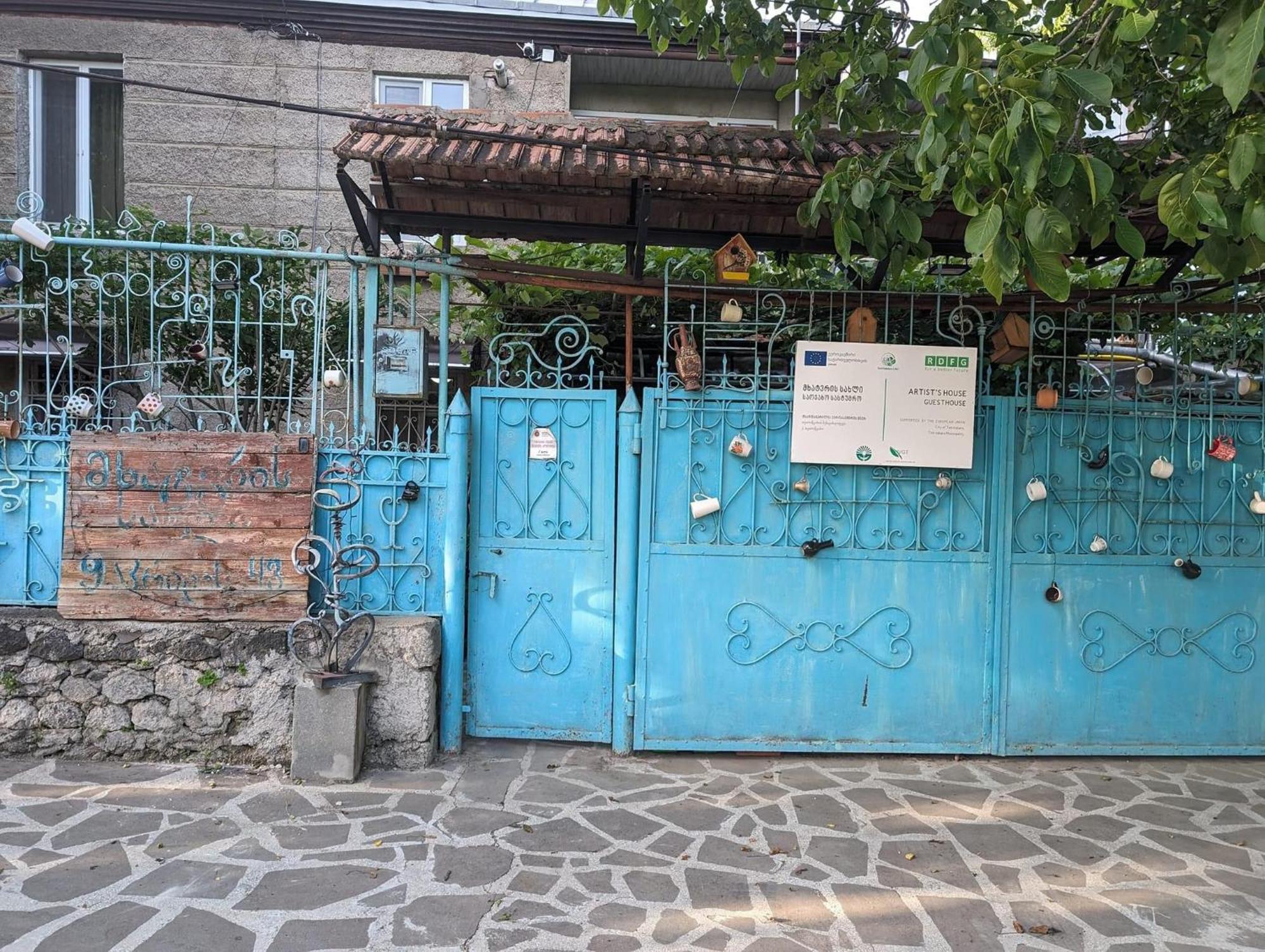 Artist'S House Hotel Tetritskaro Bagian luar foto