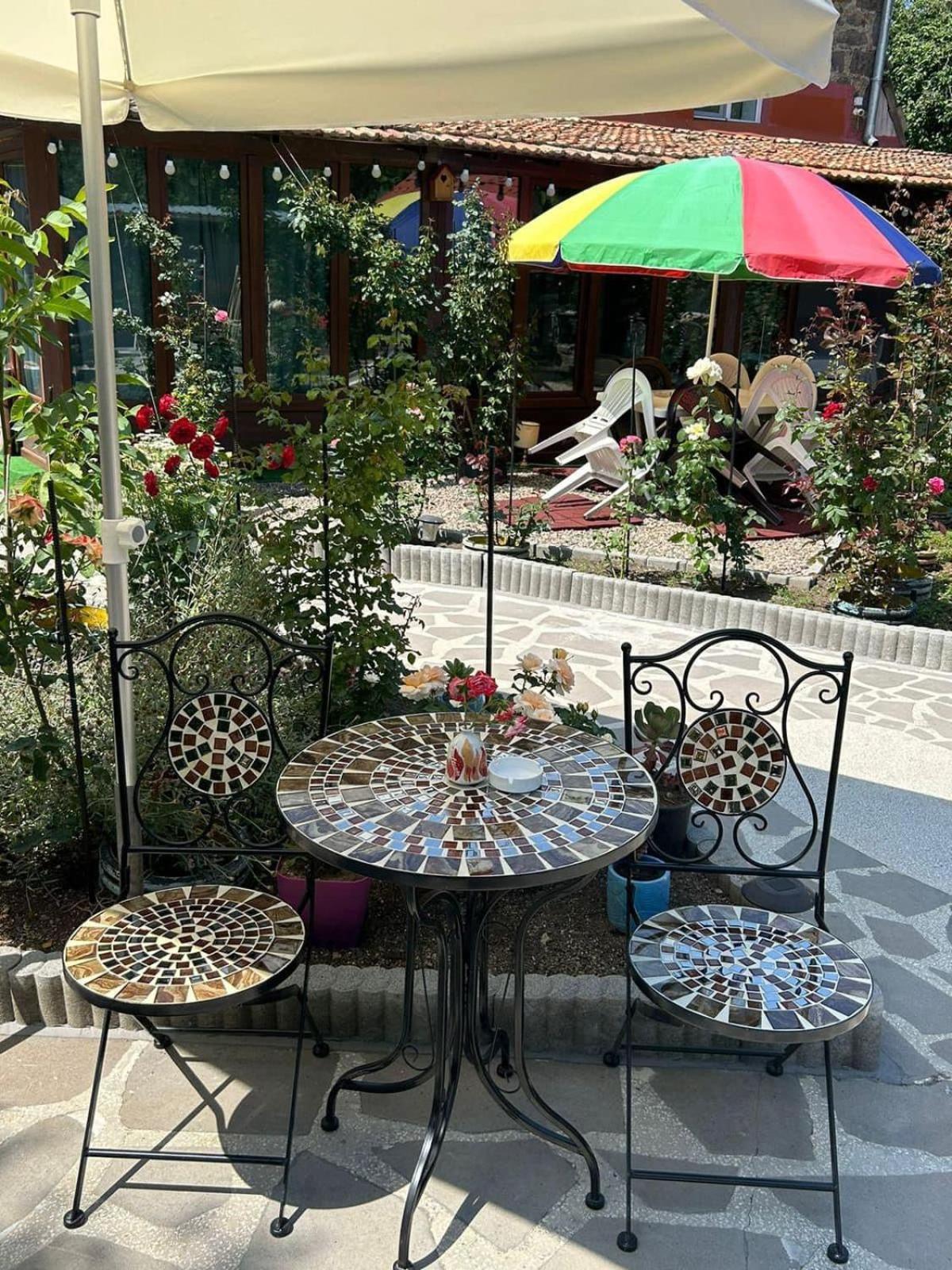 Artist'S House Hotel Tetritskaro Bagian luar foto