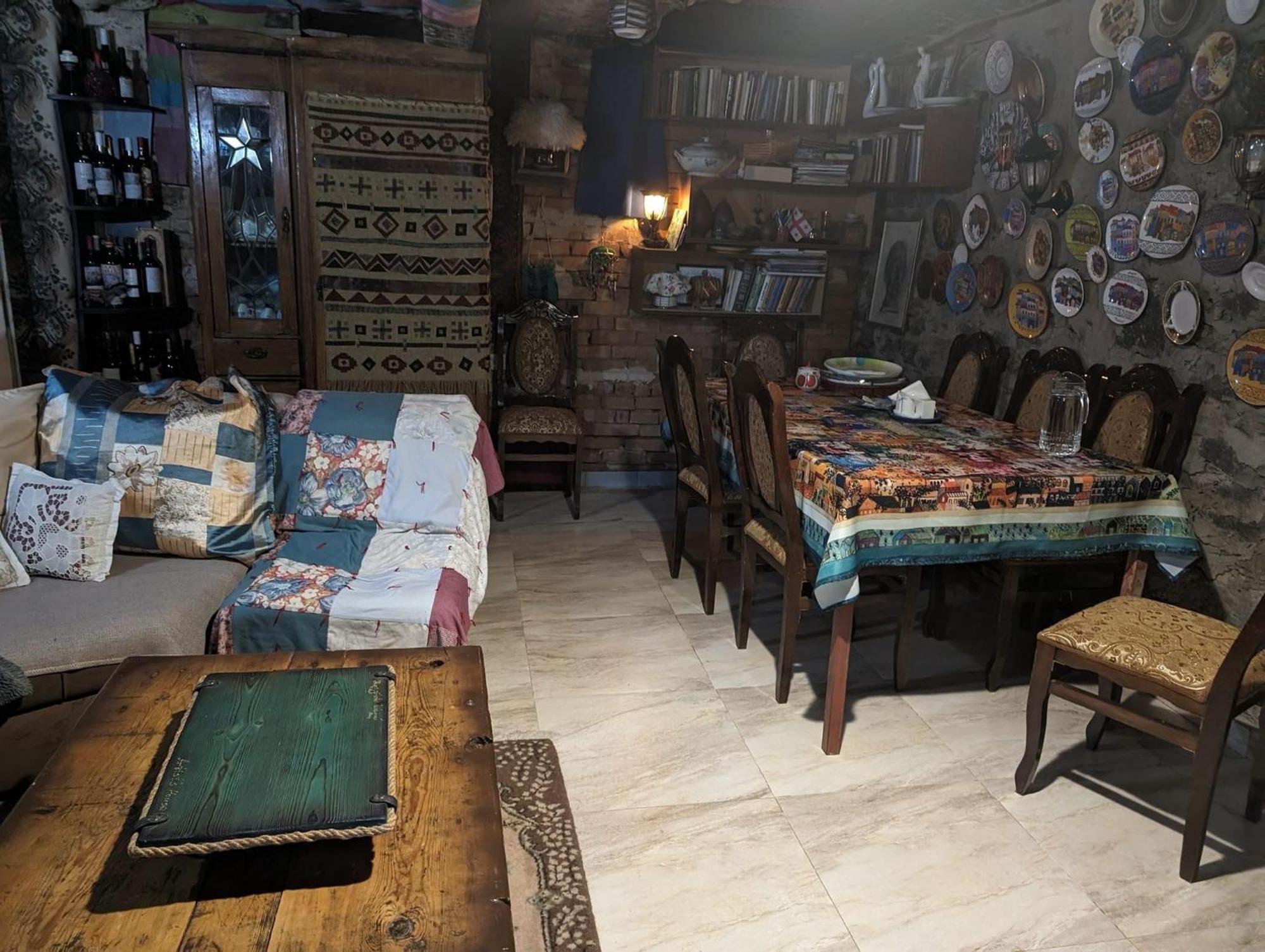 Artist'S House Hotel Tetritskaro Bagian luar foto
